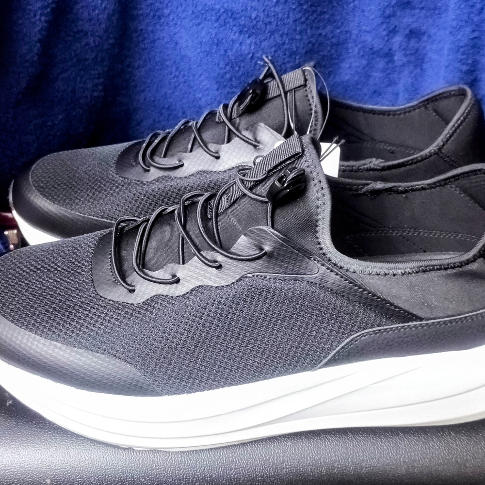 Sleek Black and White Sneakers with Cushioned Sole and Modern Lacing
